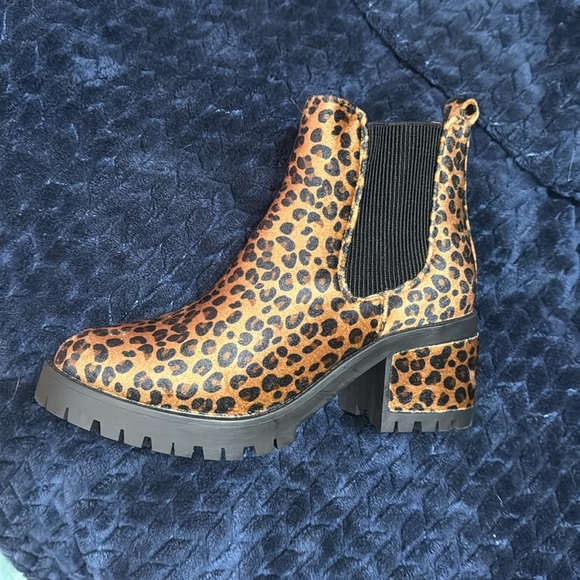 SEVEN7 NEW! Chelsea Slip-on Leopard-Print Heeled Boots - Picture 3 of 9